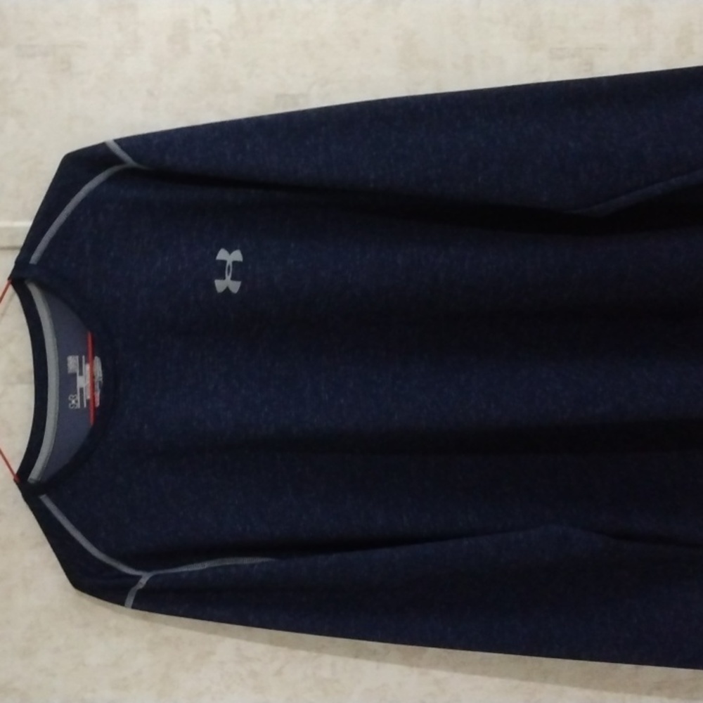 EUC Under Armor size L Heat Gear Shirt